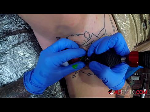❤️ Estremamente tatuato hottie Sully Savage ottenuto un tatuaggio sul suo clitoride ❤ Video di sessoal it.com-full-porner.ru